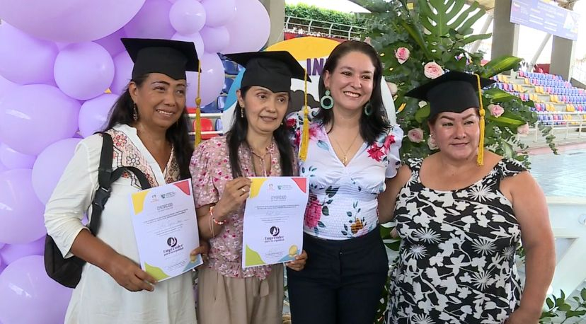 Mujeres Se Graduaron De La Escuela Emprende Para La Equidad