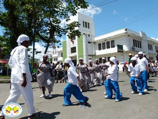 Un Desfile Multicolor Engalan Las Calles De Buenaventura Como