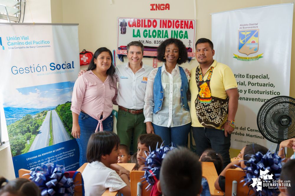 La sede educativa Nuestra Enseñanza del pueblo indígena Inga recibió pupitres donados por la concesionaria Unión Vial Camino del Pacífico