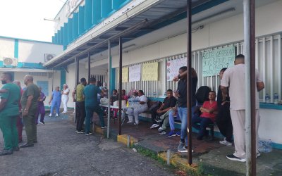 Médicos y personal administrativo del Hospital Luis Ablanque de la Plata se suman a la asamblea permanente por deudas salariales