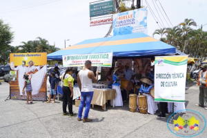 Turistas son recibidos por Dirección Técnica de Cultura con música del pacífico