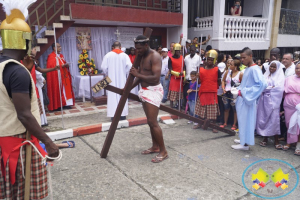 Grupo juvenil Jeshua realizó nuevamente la representación en vivo del Santo Viacrucis en Buenaventura