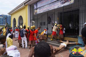 Grupo juvenil Jeshua realizó nuevamente la representación en vivo del Santo Viacrucis en Buenaventura