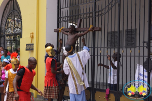 Grupo juvenil Jeshua realizó nuevamente la representación en vivo del Santo Viacrucis en Buenaventura