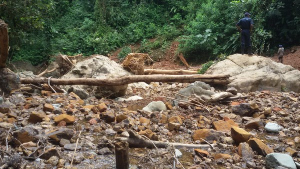 Guardabosques de San Cipriano ingresaron a la zona del derrumbe que presenta el río Escalerete