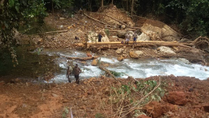 Guardabosques de San Cipriano ingresaron a la zona del derrumbe que presenta el río Escalerete