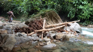 Guardabosques de San Cipriano ingresaron a la zona del derrumbe que presenta el río Escalerete