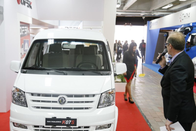 Los más recientes modelos de vehículos ruedan en el Salón del Automóvil