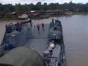 Comunidades indígenas reciben atención médica a bordo de un buque de la Armada Nacional en Chocó