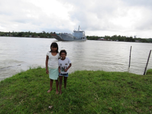 Comunidades indígenas reciben atención médica a bordo de un buque de la Armada Nacional en Chocó