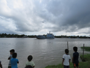 Comunidades indígenas reciben atención médica a bordo de un buque de la Armada Nacional en Chocó