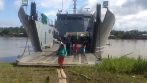 Comunidades indígenas reciben atención médica a bordo de un buque de la Armada Nacional en Chocó