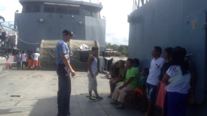 Comunidades indígenas reciben atención médica a bordo de un buque de la Armada Nacional en Chocó