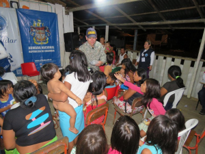 Comunidades indígenas reciben atención médica a bordo de un buque de la Armada Nacional en Chocó