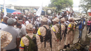 16 integrantes del 30 Frente de las Farc hacen tránsito por Buenaventura hacia la zona Veredal en Buenos Aires, Cauca