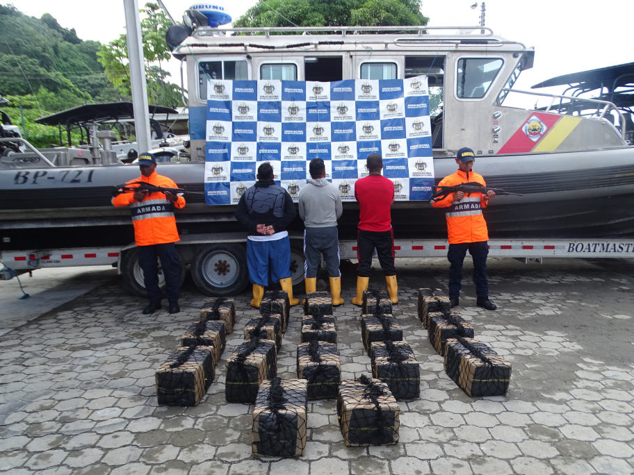 Dos extranjeros y un colombiano fueron capturados por la Armada Nacional cuando transportaban cocaína y marihuana