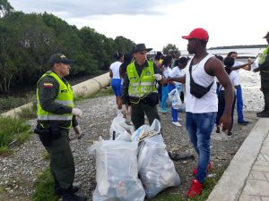 La Policía Nacional realizó campaña de aseo en la playa del Malecón Bahía de la Cruz