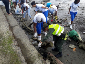 La Policía Nacional realizó campaña de aseo en la playa del Malecón Bahía de la Cruz