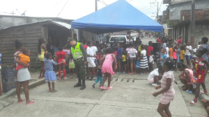 Policía y comunidad realizaron “olla comunitaria” en la calle Piedras Cantan del barrio Viento Libre