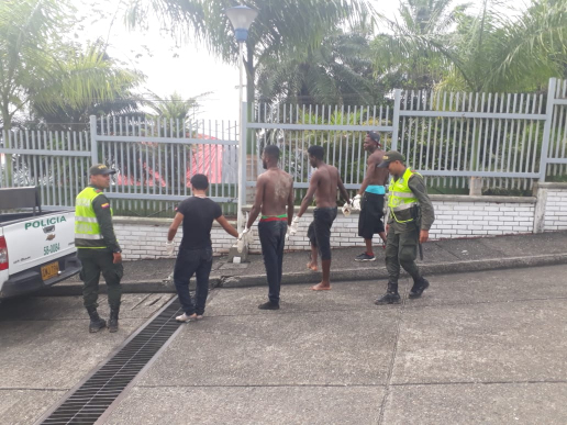 En reacción policial luego de escuchar disparos fueron capturadas cuatro personas con municiones y armas ilegales