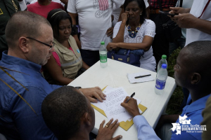 La Alcaldía Distrital de Buenaventura firmó acuerdo con habitantes y comerciantes del sector de La Palera en el puente El Piñal 