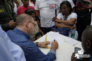 La Alcaldía Distrital de Buenaventura firmó acuerdo con habitantes y comerciantes del sector de La Palera en el puente El Piñal 