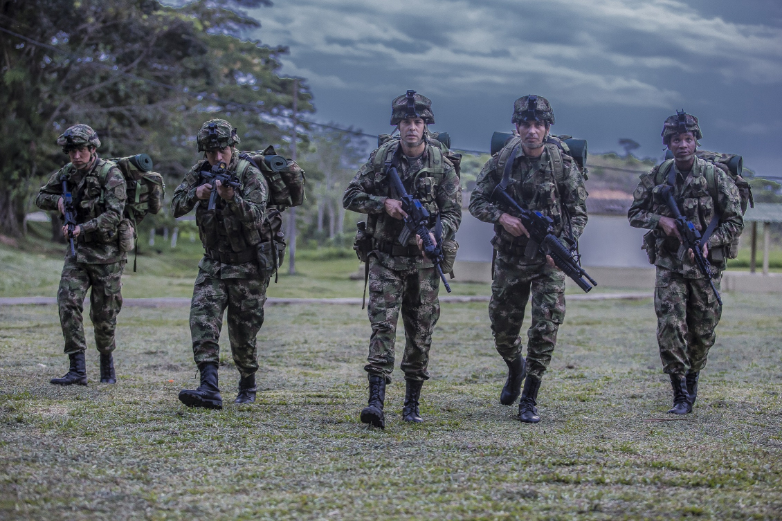 Los actores en las botas de los soldados