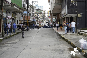 Iniciativa ciudadana y periodística del programa “Julio lo Dice” permiten recuperar losas de concreto frente a la Alcaldía de Buenaventura 