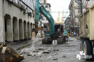 Iniciativa ciudadana y periodística del programa “Julio lo Dice” permiten recuperar losas de concreto frente a la Alcaldía de Buenaventura 