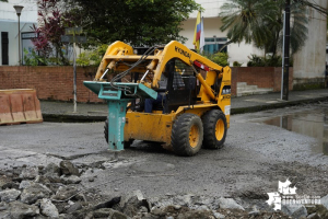 Iniciativa ciudadana y periodística del programa “Julio lo Dice” permiten recuperar losas de concreto frente a la Alcaldía de Buenaventura 