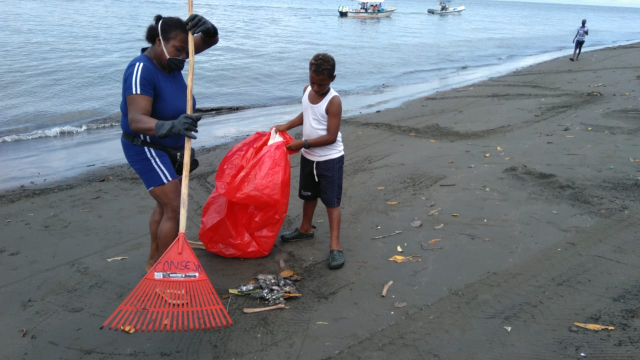 Se realiza la recolección de peces muertos en la bahía de Buenaventura