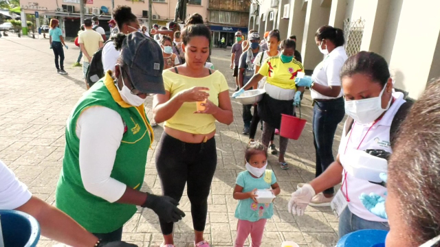 Venezolanos en Buenaventura reciben asistencia humanitaria de la Alcaldía Distrital