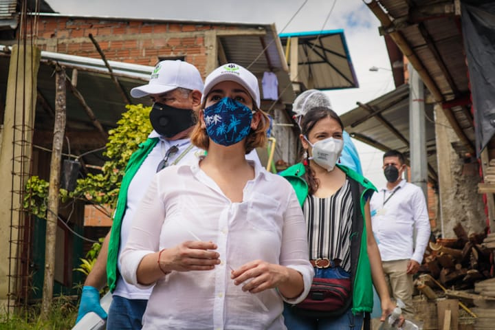 La Directora General del ICBF visitó Buenaventura y junto a la Gestora Social del Distrito entregaron kit alimenticio a niños en hogares vulnerables