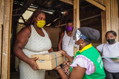 La Directora General del ICBF visitó Buenaventura y junto a la Gestora Social del Distrito entregaron kit alimenticio a niños en hogares vulnerables