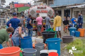 Mientras se resuelve cuando llegaría la tubería para reparar provisionalmente el daño, así recibe la comunidad en los barrios de Buenaventura el agua para su subsistencia 