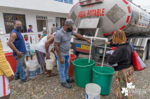 Mientras se resuelve cuando llegaría la tubería para reparar provisionalmente el daño, así recibe la comunidad en los barrios de Buenaventura el agua para su subsistencia 