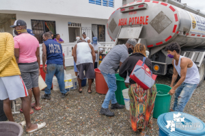 Mientras se resuelve cuando llegaría la tubería para reparar provisionalmente el daño, así recibe la comunidad en los barrios de Buenaventura el agua para su subsistencia 