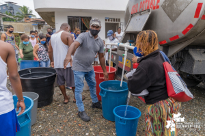 Mientras se resuelve cuando llegaría la tubería para reparar provisionalmente el daño, así recibe la comunidad en los barrios de Buenaventura el agua para su subsistencia 