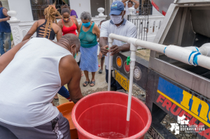 Mientras se resuelve cuando llegaría la tubería para reparar provisionalmente el daño, así recibe la comunidad en los barrios de Buenaventura el agua para su subsistencia 