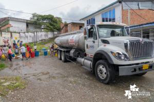 Mientras se resuelve cuando llegaría la tubería para reparar provisionalmente el daño, así recibe la comunidad en los barrios de Buenaventura el agua para su subsistencia 