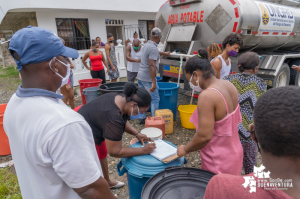 Mientras se resuelve cuando llegaría la tubería para reparar provisionalmente el daño, así recibe la comunidad en los barrios de Buenaventura el agua para su subsistencia 