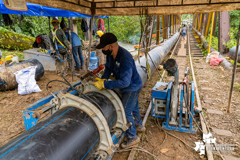 Trabajos para restablecer el servicio de agua en Buenaventura avanzan a buen ritmo en el puente de San Cipriano