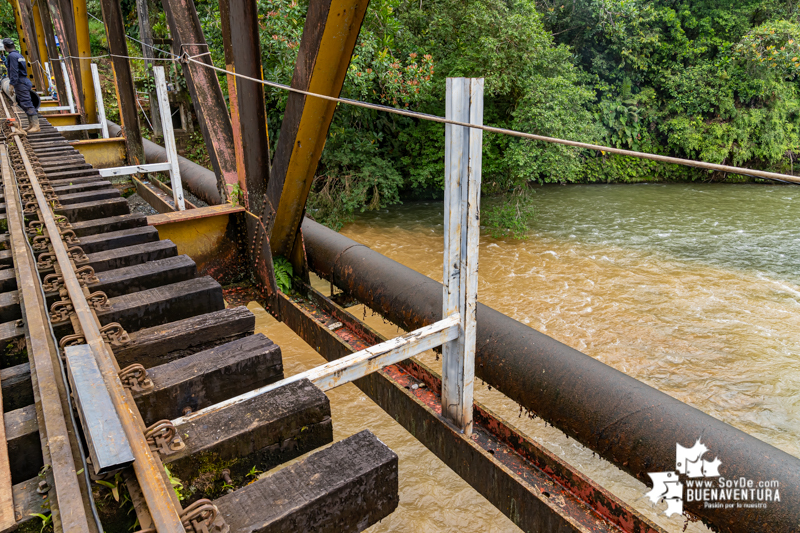 Trabajos para restablecer el servicio de agua en Buenaventura avanzan a buen ritmo en el puente de San Cipriano