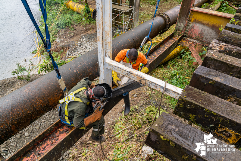 Trabajos para restablecer el servicio de agua en Buenaventura avanzan a buen ritmo en el puente de San Cipriano