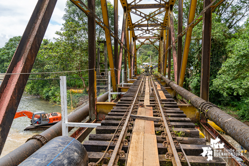 Trabajos para restablecer el servicio de agua en Buenaventura avanzan a buen ritmo en el puente de San Cipriano