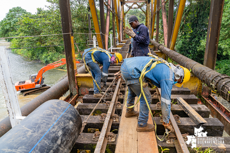 Trabajos para restablecer el servicio de agua en Buenaventura avanzan a buen ritmo en el puente de San Cipriano