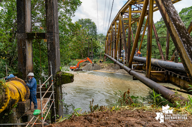 Trabajos para restablecer el servicio de agua en Buenaventura avanzan a buen ritmo en el puente de San Cipriano