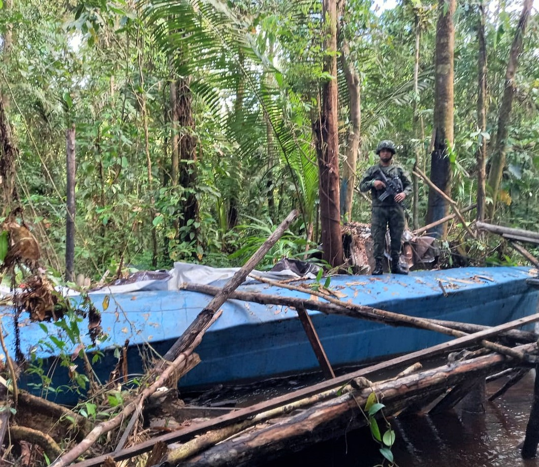 La Fuerza Pública destruyó un semisumergible que estaba listo para cargar hasta ocho toneladas de alcaloides 