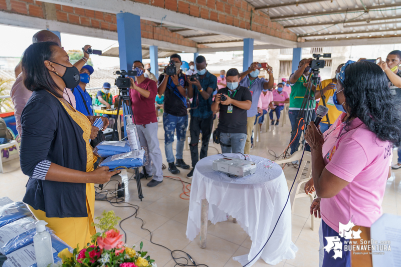 Mujeres víctimas del conflicto armado entregaron tapabocas, sábanas y elementos de bioseguridad para puestos de salud en Buenaventura 