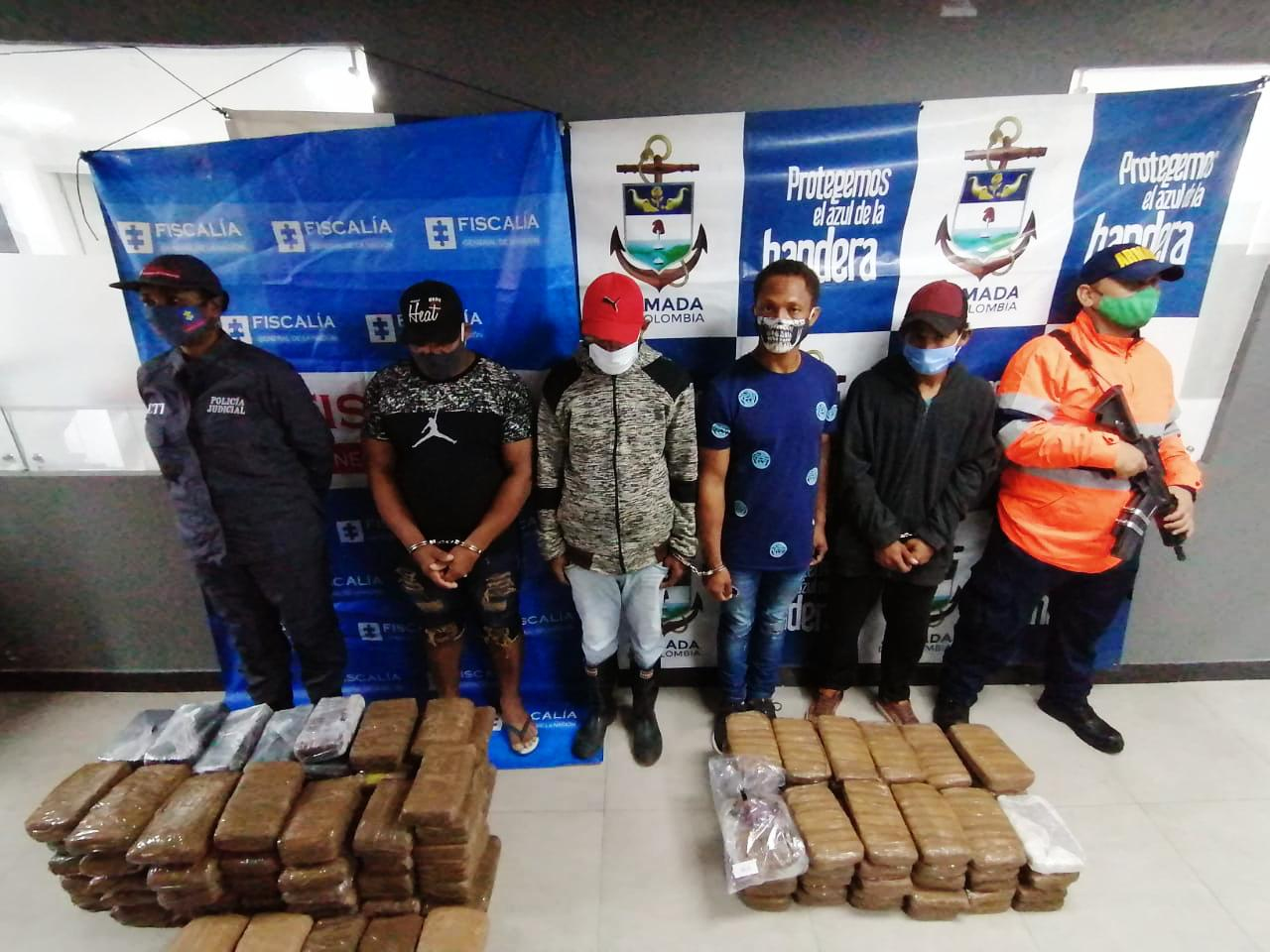 La Armada de Colombia capturó cuatro extranjeros con cargamento de marihuana oculto en canecas de combustible